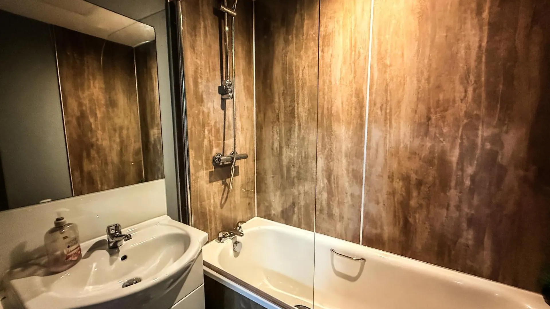 3 Bedroom Apartment In The Heart Of Newcastle - Modern - Sleeps 6 0*, Newcastle upon Tyne
