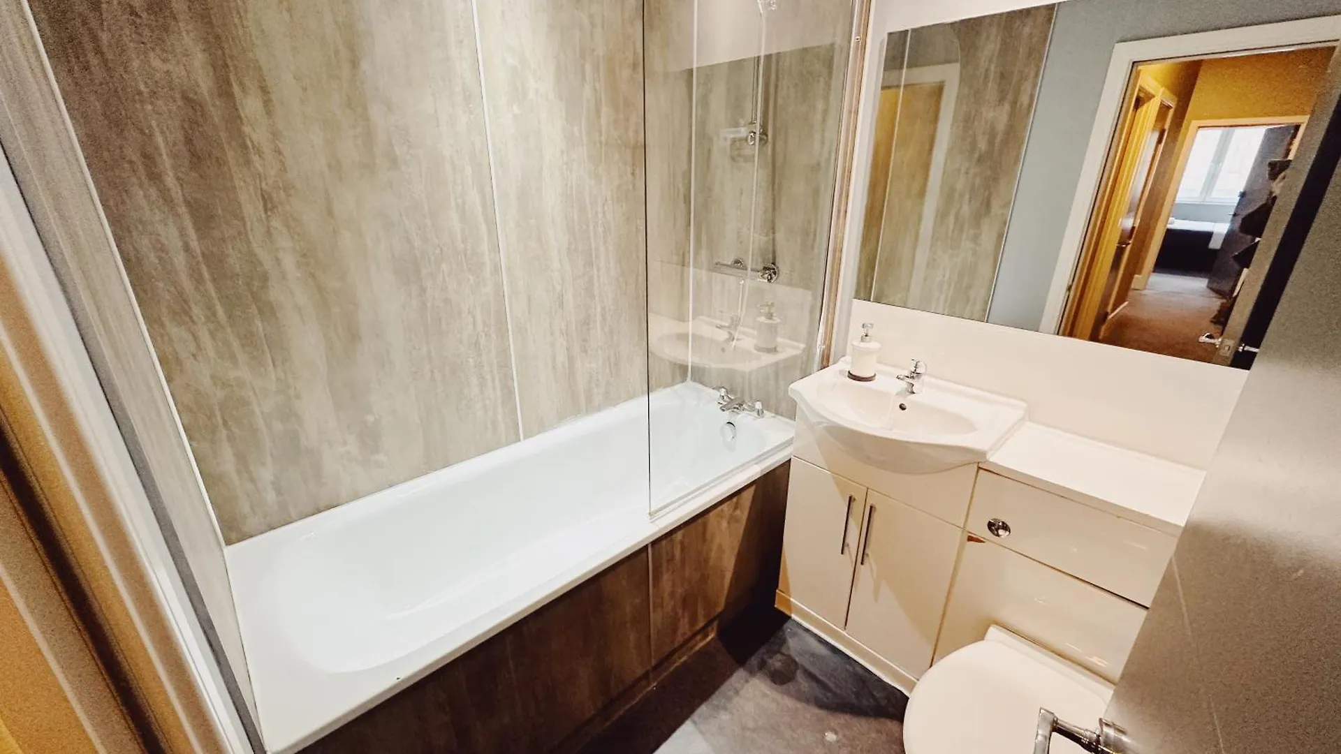 3 Bedroom Apartment In The Heart Of Newcastle - Modern - Sleeps 6